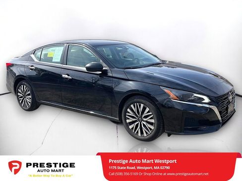 Used 2024 Nissan Altima 2.5 SV image 1
