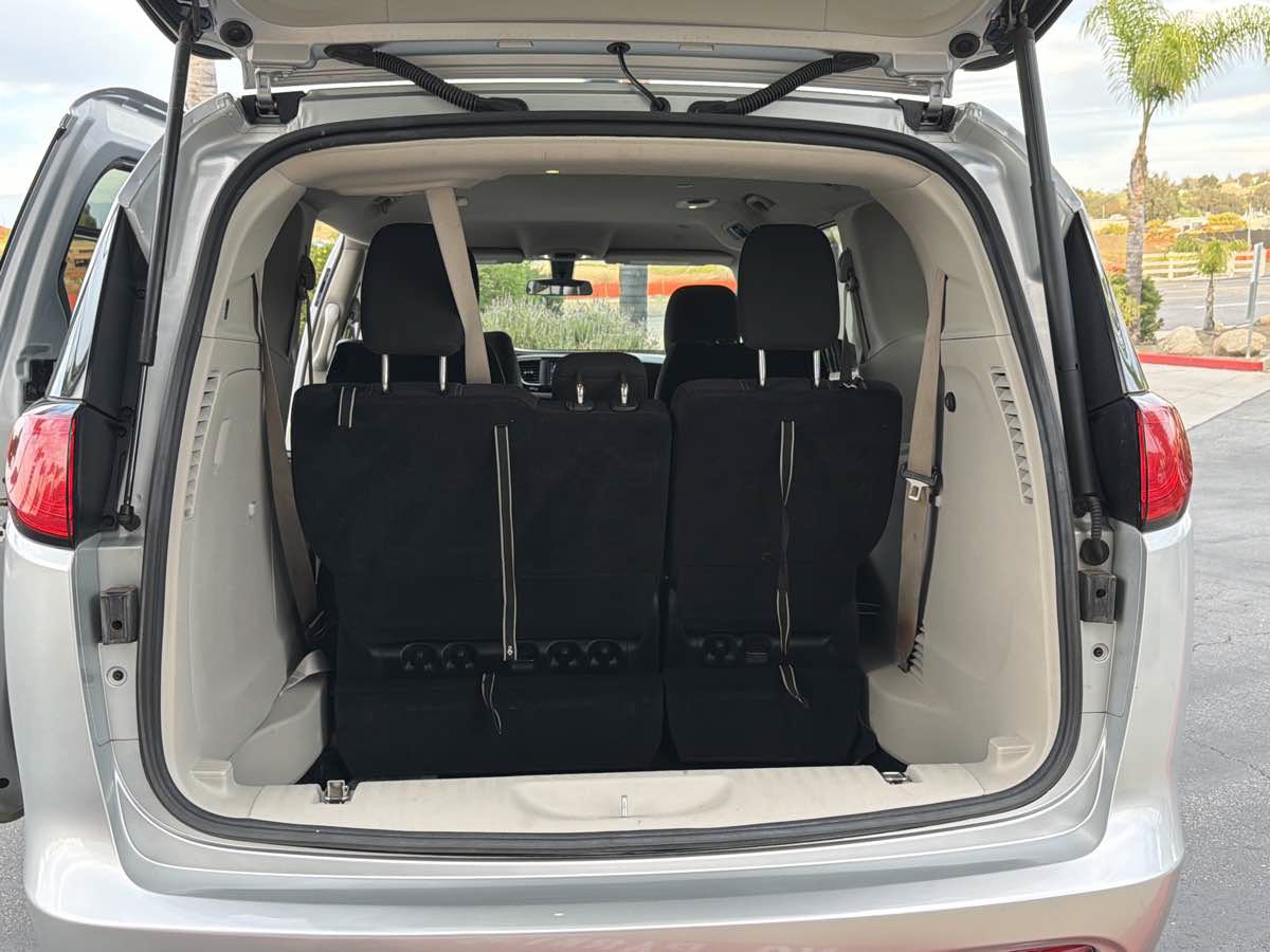 Used 2022 Chrysler Voyager LX FWD image 26
