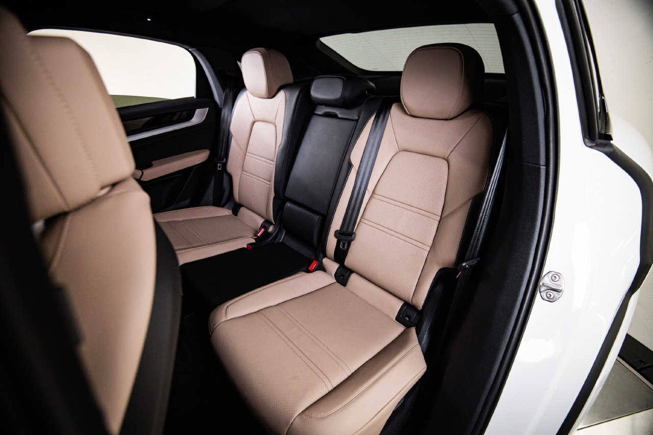 Certified 2025 Porsche Cayenne Coupe AWD/4WD image 24