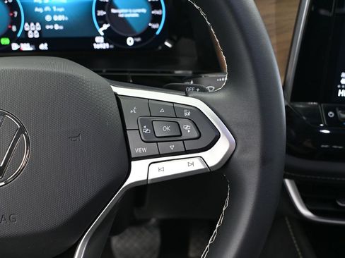 Used 2025 Volkswagen Atlas SE image 28