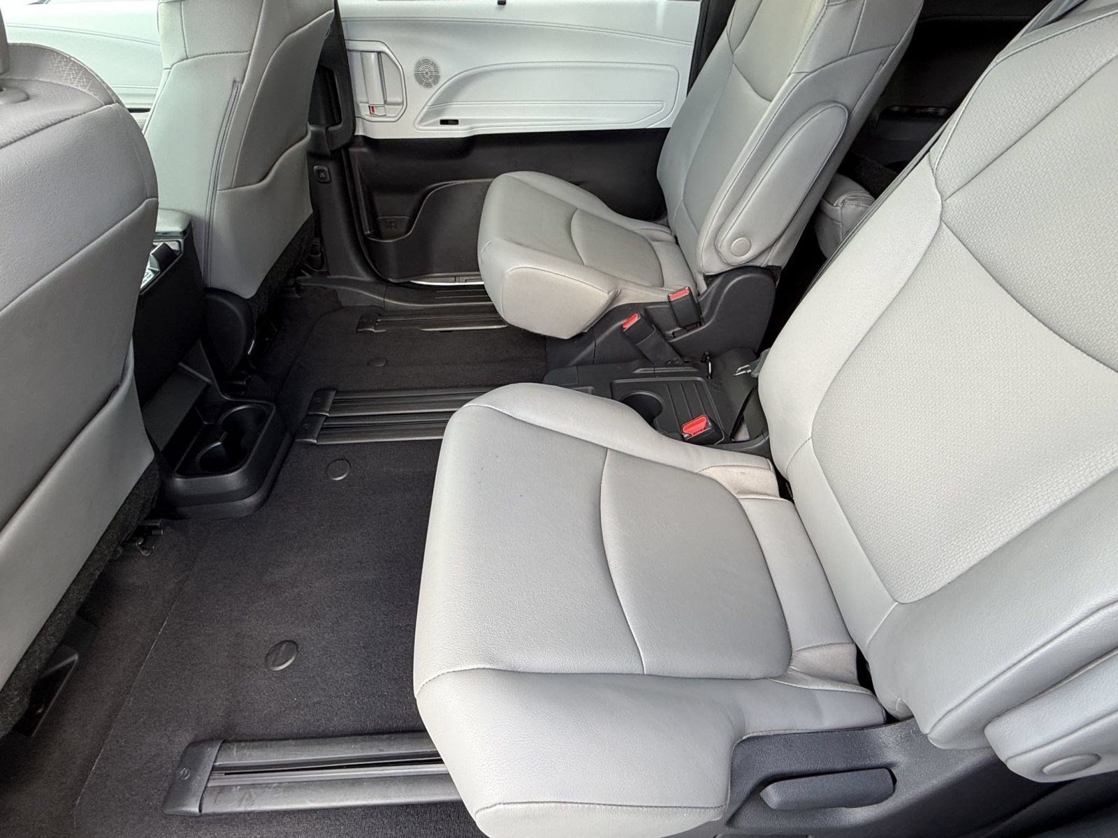 Used 2026 Toyota Sienna XLE FWD image 25