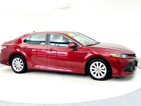 Used 2019 Toyota Camry LE w/ Carpet Mat Package image 7