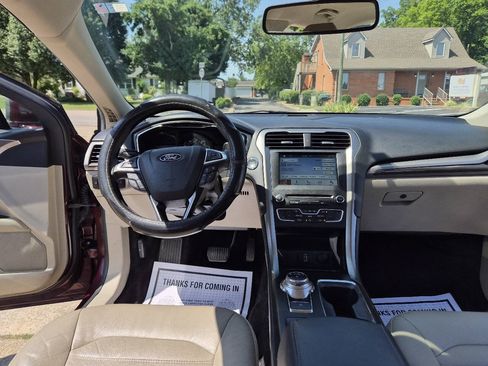 Used 2018 Ford Fusion SE w/ Fusion SE Technology Package FWD image 12