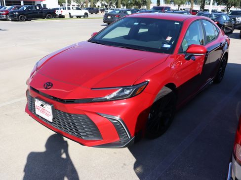 Used 2025 Toyota Camry SE image 5