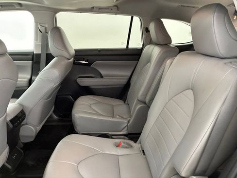 Used 2022 Toyota Highlander XLE AWD/4WD image 18
