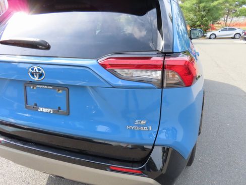 Used 2022 Toyota RAV4 SE w/ Convenience Package image 9
