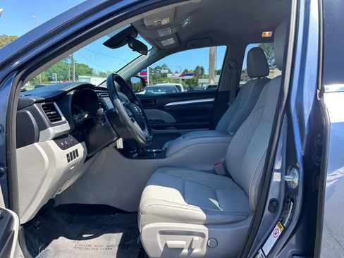 Used 2017 Toyota Highlander Plus w/ Carpet Mat Package image 9