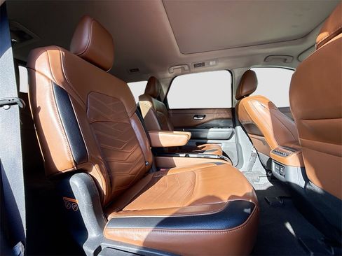 Used 2023 Nissan Pathfinder Platinum image 31