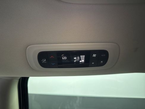Used 2023 Chrysler Pacifica Touring-L FWD image 35