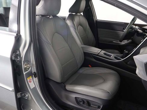 Used 2019 Toyota Avalon Limited image 34