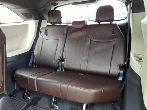 Used 2022 Toyota Sienna Platinum AWD/4WD image 18