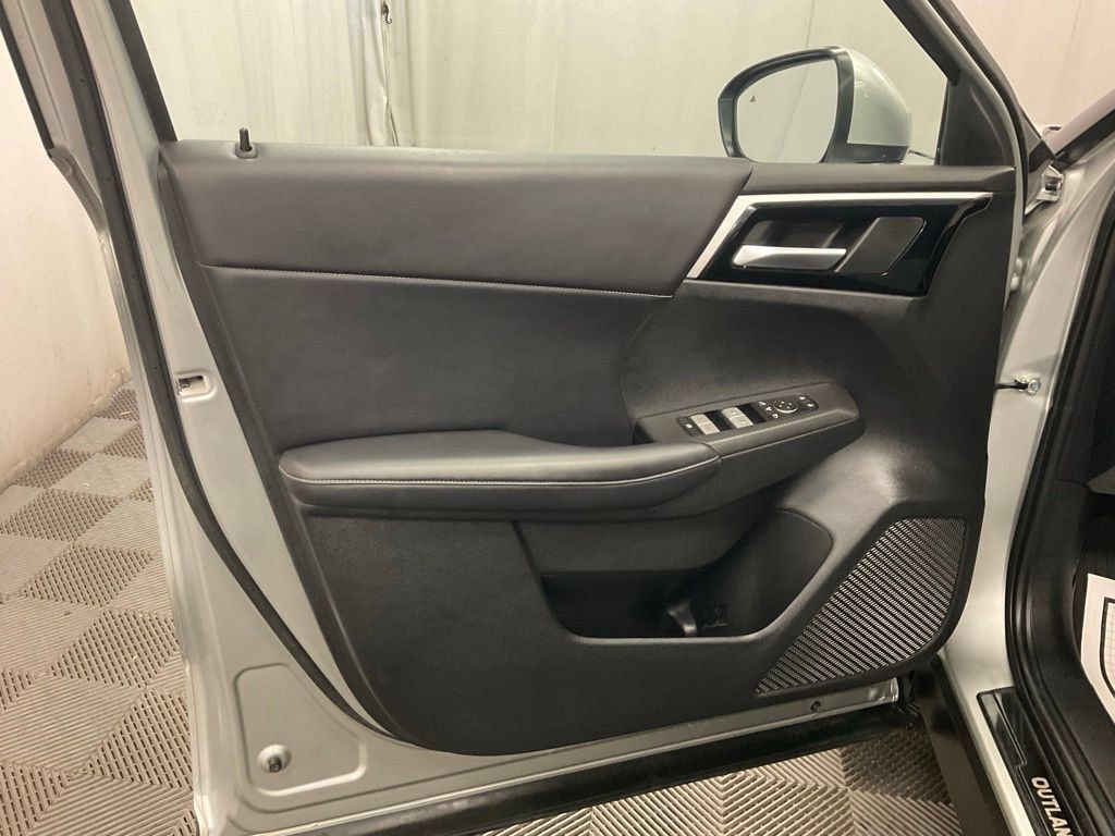 Used 2023 Mitsubishi Outlander SE AWD/4WD image 15