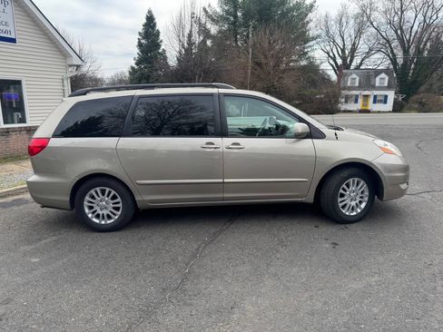 Used 2008 Toyota Sienna XLE 4dr Mini Van image 8