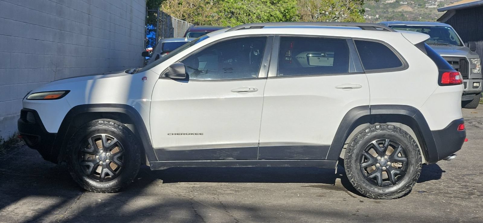 Used 2017 Jeep Cherokee Trailhawk AWD/4WD image 2