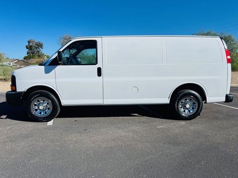 Used 2010 Chevrolet Express 1500 image 2