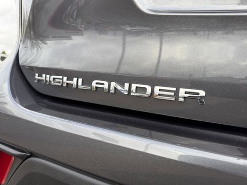 Certified 2023 Toyota Highlander XLE image 8