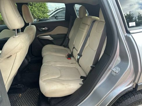 Used 2017 Jeep Cherokee Latitude w/ Comfort/Convenience Group AWD/4WD image 12