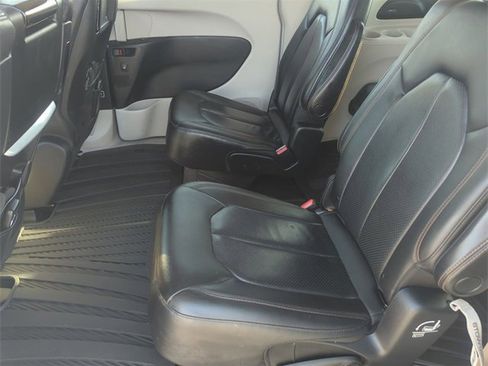 Used 2020 Chrysler Pacifica Touring-L Plus w/ Tire & Wheel Group image 22
