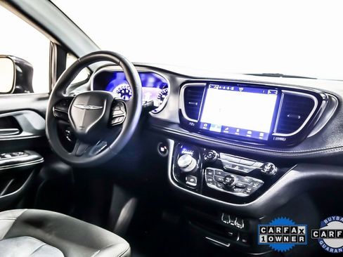 Used 2022 Chrysler Pacifica Touring image 17