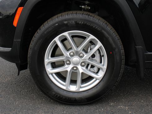 New 2025 Jeep Grand Cherokee L Laredo w/ Luxury Tech Group I image 37