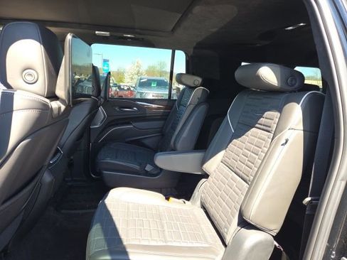 Used 2023 Cadillac Escalade ESV Premium Luxury Platinum image 18