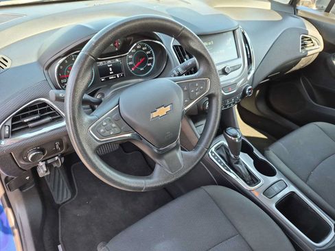 Used 2017 Chevrolet Cruze LT w/ Convenience Package FWD image 2