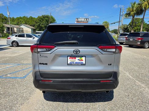 Used 2020 Toyota RAV4 LE FWD image 4
