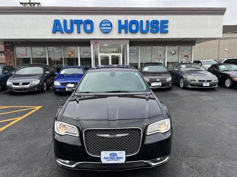 Used 2015 Chrysler 300 C image 2
