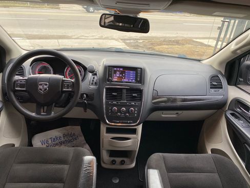 Used 2019 Dodge Grand Caravan SE w/ UConnect Hands-Free Group image 4