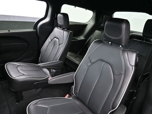 Used 2024 Chrysler Pacifica Limited w/ S Appearance Package image 41