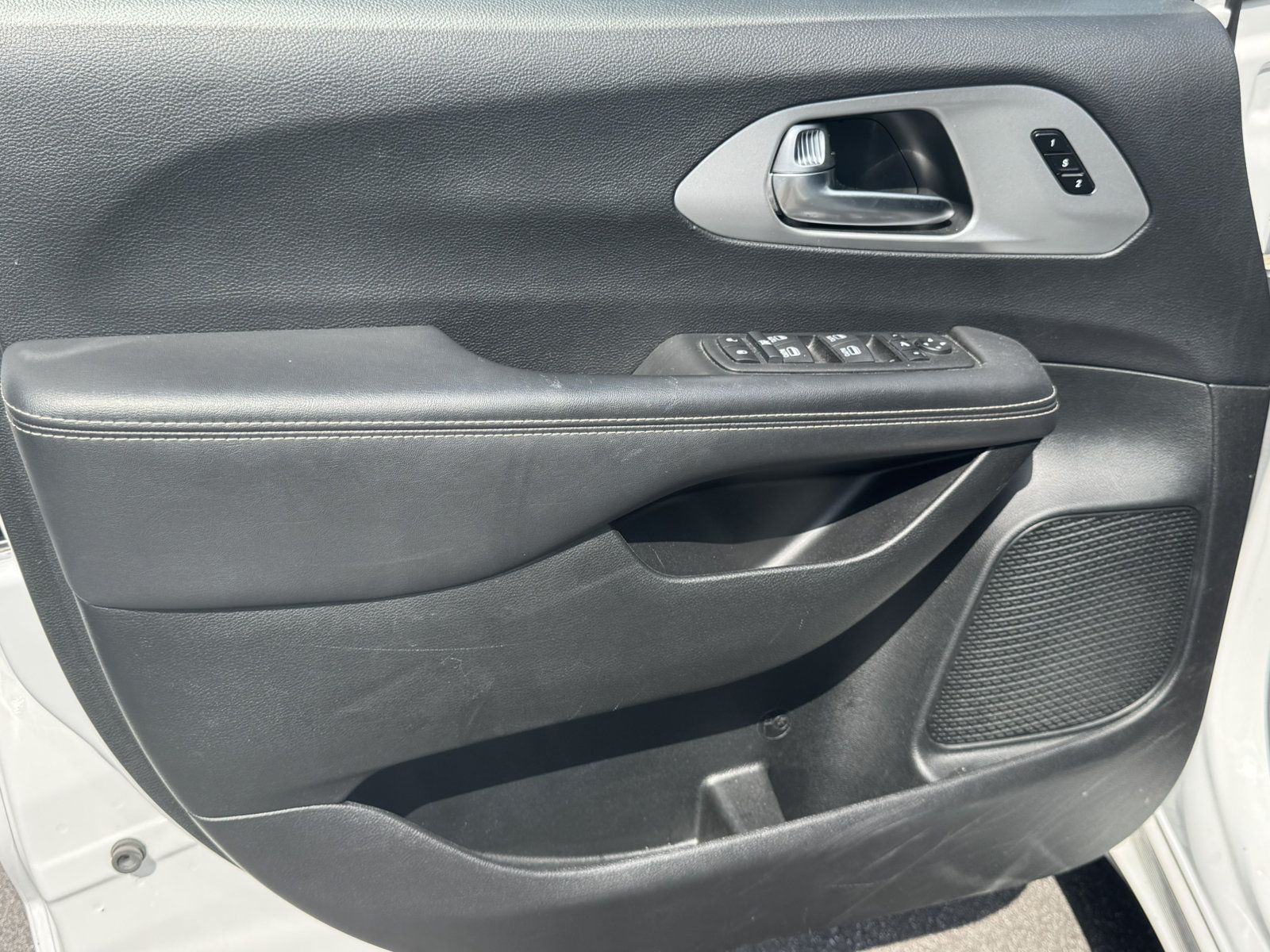Used 2025 Chrysler Pacifica Limited FWD image 12