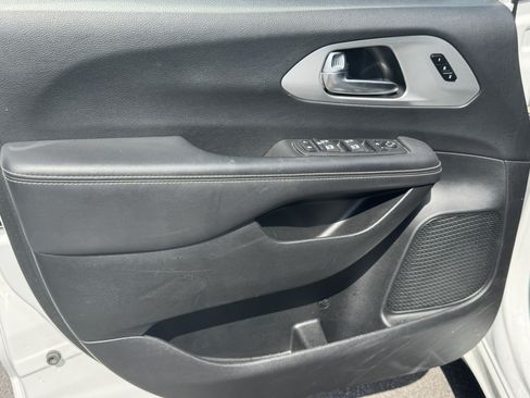 Used 2025 Chrysler Pacifica Limited FWD image 12