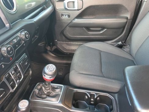 Used 2020 Jeep Gladiator Overland AWD/4WD image 14