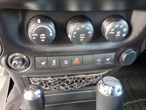 Used 2018 Jeep Wrangler Unlimited Sahara AWD/4WD image 27