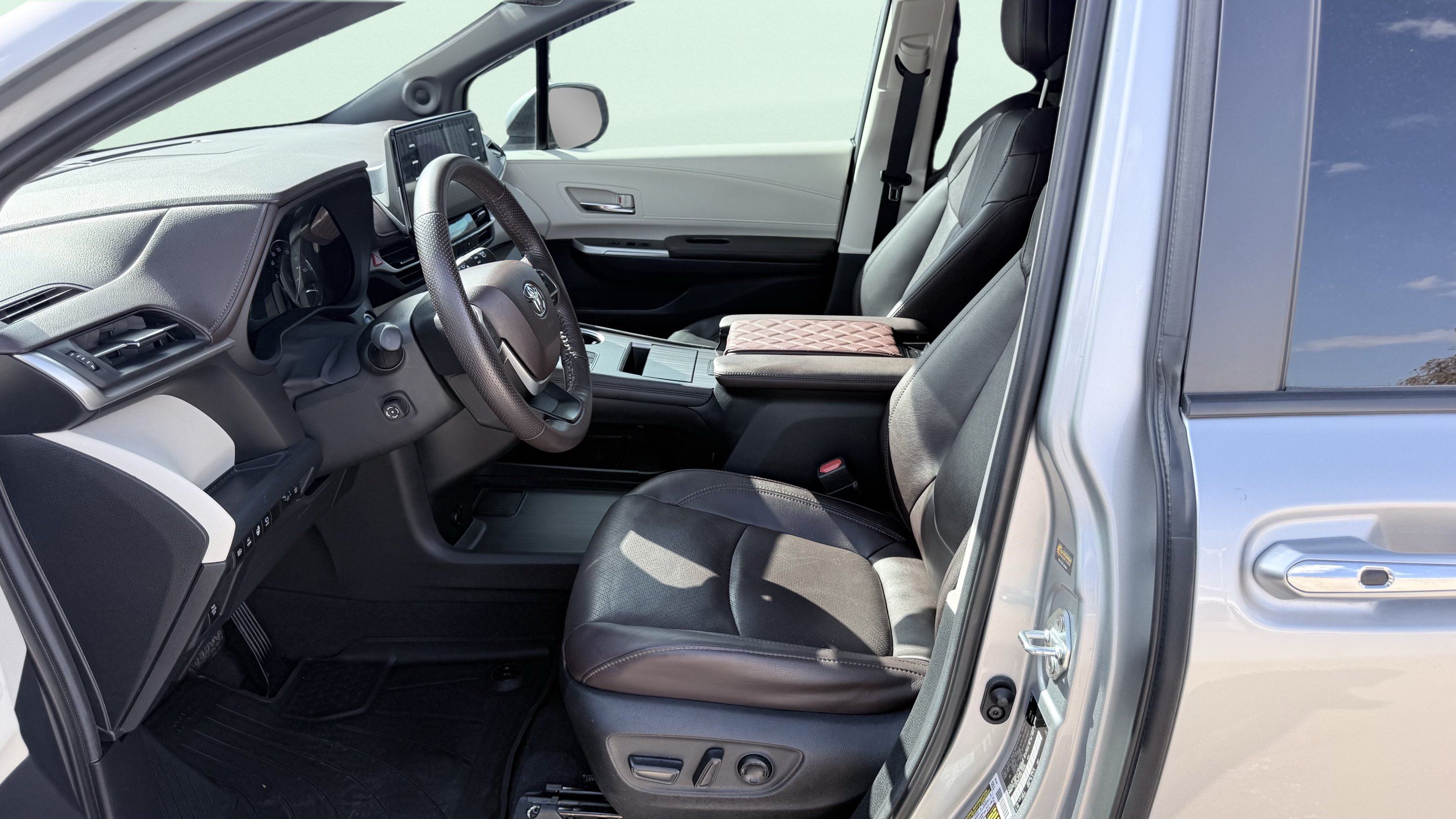 Used 2022 Toyota Sienna Platinum FWD image 25