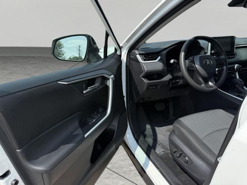 Used 2025 Toyota RAV4 XLE AWD/4WD image 17