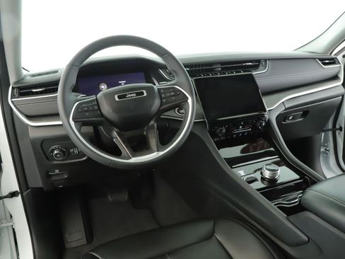 Used 2023 Jeep Grand Cherokee Limited w/ Black Appearance Package AWD/4WD image 2