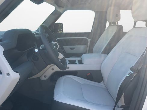 Used 2025 Land Rover Defender 110 S image 9