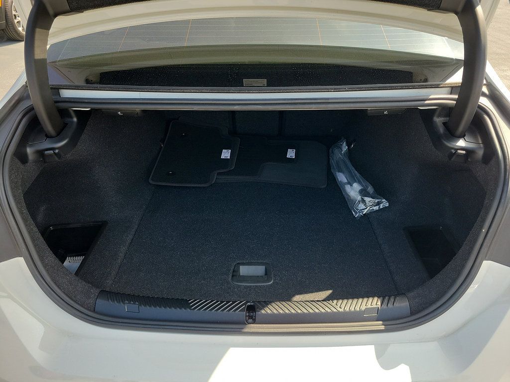 Used 2024 BMW i5 eDrive40i w/ Convenience Package RWD image 9