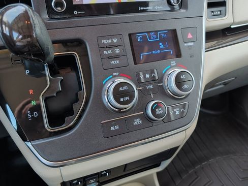 Used 2018 Toyota Sienna XLE Premium FWD image 22