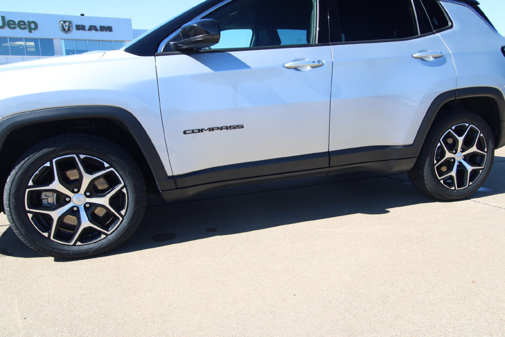 Used 2024 Jeep Compass Limited AWD/4WD image 10