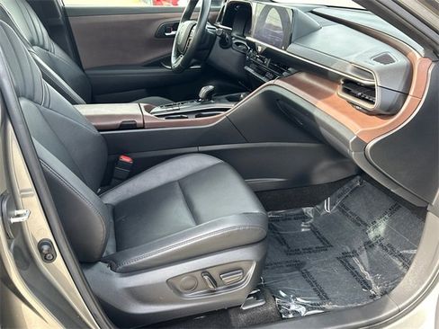 Used 2023 Toyota Crown Limited image 10