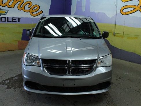 Used 2018 Dodge Grand Caravan SE w/ UConnect Hands-Free Group image 3