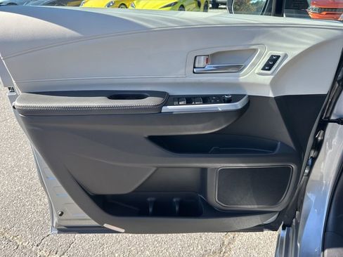 Used 2025 Toyota Sienna Platinum image 28