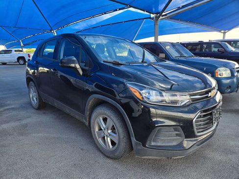 Used 2019 Chevrolet Trax LS w/ LPO, Cargo Package FWD image 2