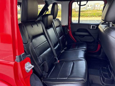 Used 2018 Jeep Wrangler Unlimited Sahara w/ Safety Group AWD/4WD image 16
