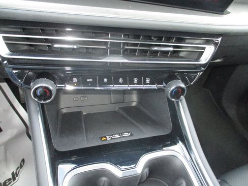 Used 2025 Chevrolet Traverse LT image 17