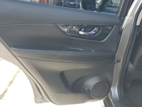 Used 2018 Nissan Rogue SL w/ Premium Package FWD image 17