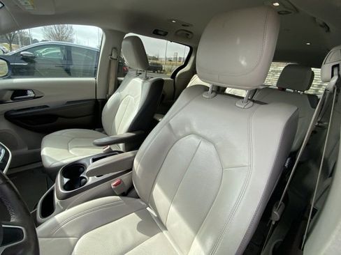 Used 2017 Chrysler Pacifica Touring-L Plus image 13