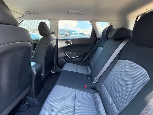 Used 2025 Kia Soul LX w/ LX Technology Package FWD image 23